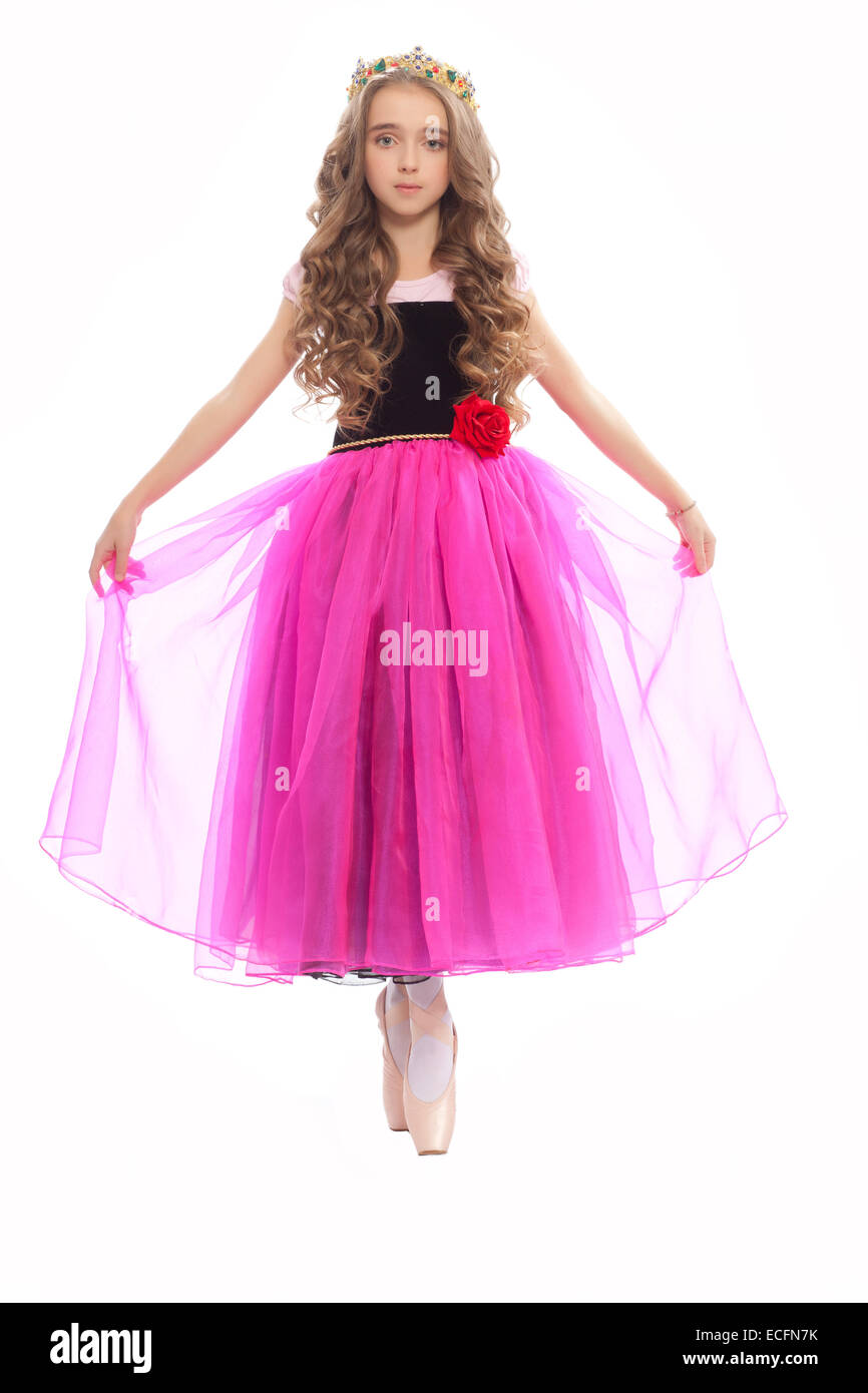 Schöne junge weibliche klassische Ballett-Tänzerin auf Pointe Schuhe Wearingblack Trikot rosa Strümpfe und lila Kleid isoliert auf Stockfoto