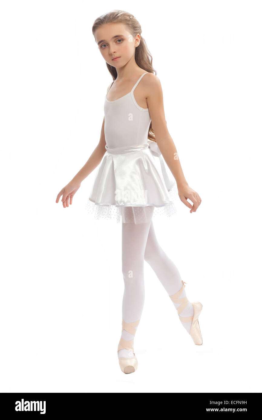 schöne Teen Mädchen in weißen Kleidern-Ballett-Pose mit langen Haaren, die isoliert auf weißem Hintergrund Stockfoto