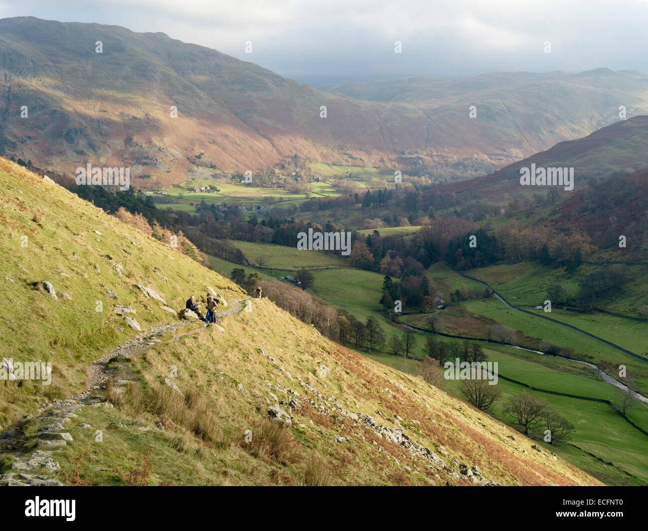 Wanderer auf den Weg an den Hängen des Grisedale Tal, Patterdale, Lake District, Cumbria, England, UK Stockfoto