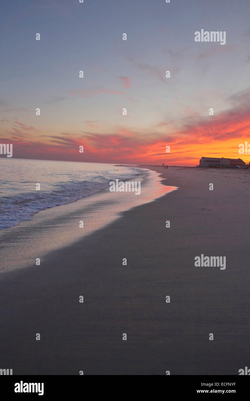 Herrliche Sicht auf die geschwungene Strand und das Meer Küste von Cape kann, New Jersey bei Sonnenuntergang Stockfoto