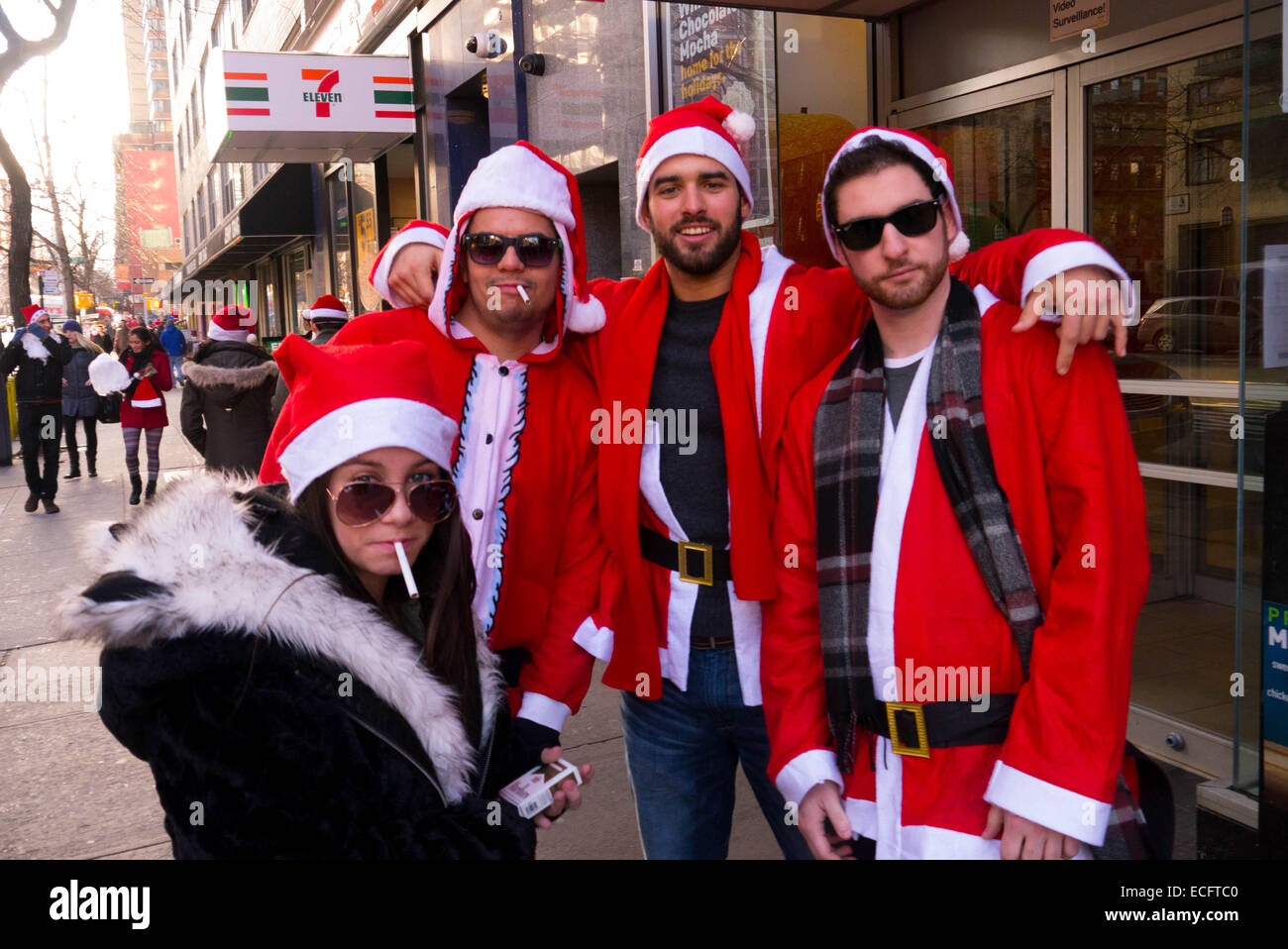 New York, USA. 13. Dezember 2014.  Nachtschwärmer als Weihnachtsmann verkleidet, während der jährlichen Veranstaltung der Santa-Con 13. Dezember 2014 in New Stockfoto