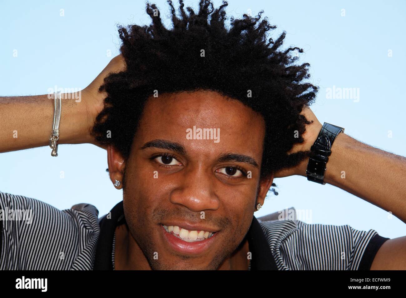 Portrat Einer Schonen Jungen Afrikanischen Mann Auf Der Strasse Portrat Von Rasta Schwarze Manner Dreadlocks Frisur Stockfotografie Alamy