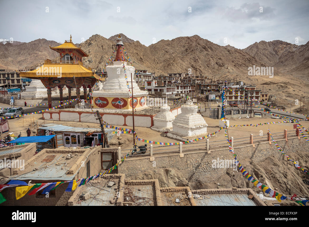 Gebetsfahnen sind über Moti-Markt bis zum Tor der Freundschaft in Leh Stadt aufgereiht.  Freundschaft-Tor ist in der Architektur Tibetisch. Stockfoto