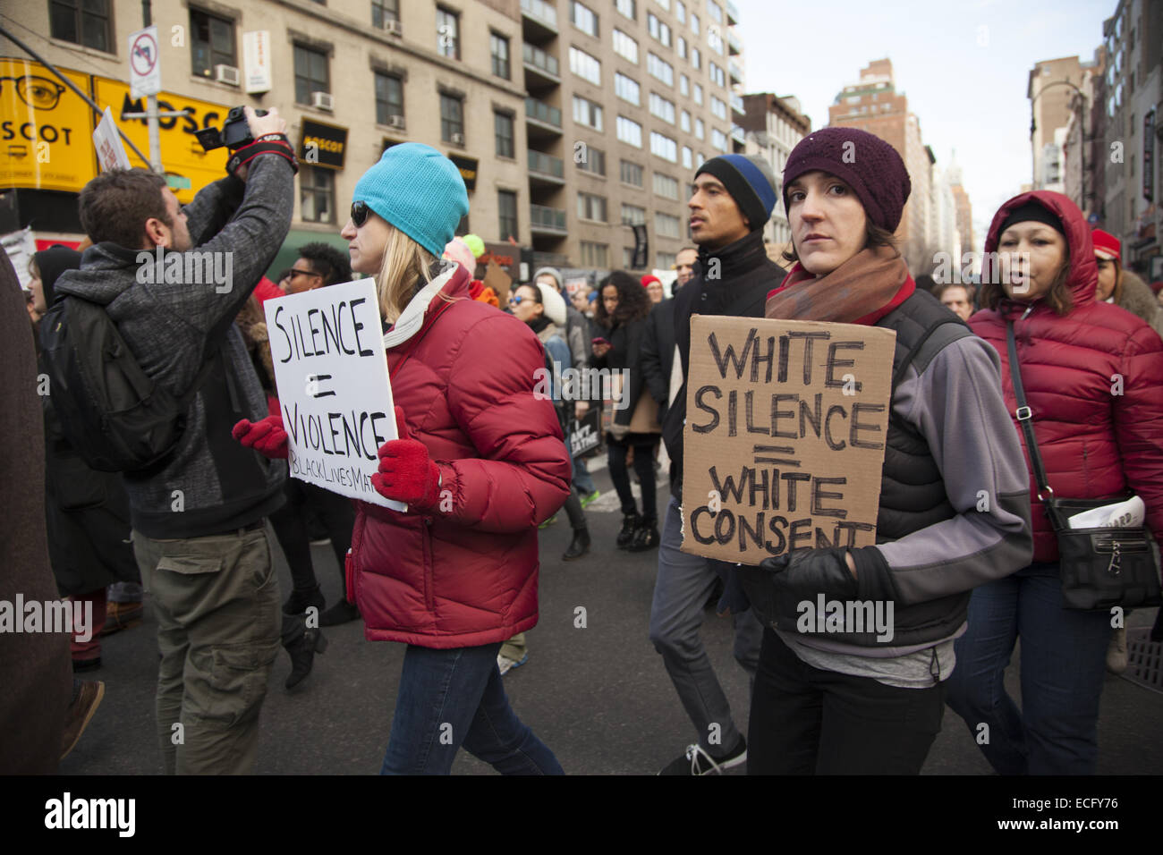 New York, USA. 13. Dezember 2014. Ausgelöst durch die Grand Jury-Urteile in Ferguson und Eric Garner Mord in New York City, marschierten Tausende in NYC gegen Polizei rassische Vorspannung & die Tötungen von unbewaffneten schwarze Männer quer durch die USA. Bildnachweis: David Grossman/Alamy Live-Nachrichten Stockfoto