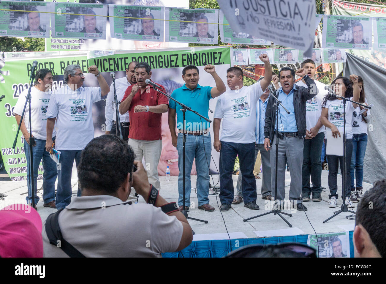 Zocalo Oaxaca, Mexiko. 13. Dezember 2014. Derzeit ist die gesamte Oaxaca Zocolo voller Zelte besetzt durch die Fraktionen die Beschwerden über Regierung Untätigkeit auf die Ermordung von Lehrer oder Schüler Aktivisten & die Notlage der ländlichen Dörfer, die Bildung Strom gepflasterte Straßen & Schulen Credit fehlt: Dorothy Alexander/Alamy Live News Stockfoto