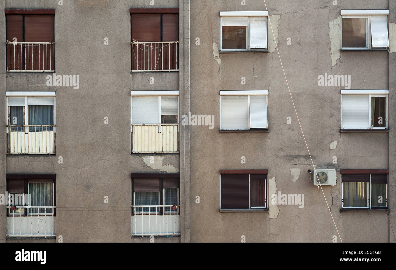 Ein Teil eines alten Gebäudes von 80, Fenster, Terrassen und Wandbeschaffenheit. Stockfoto