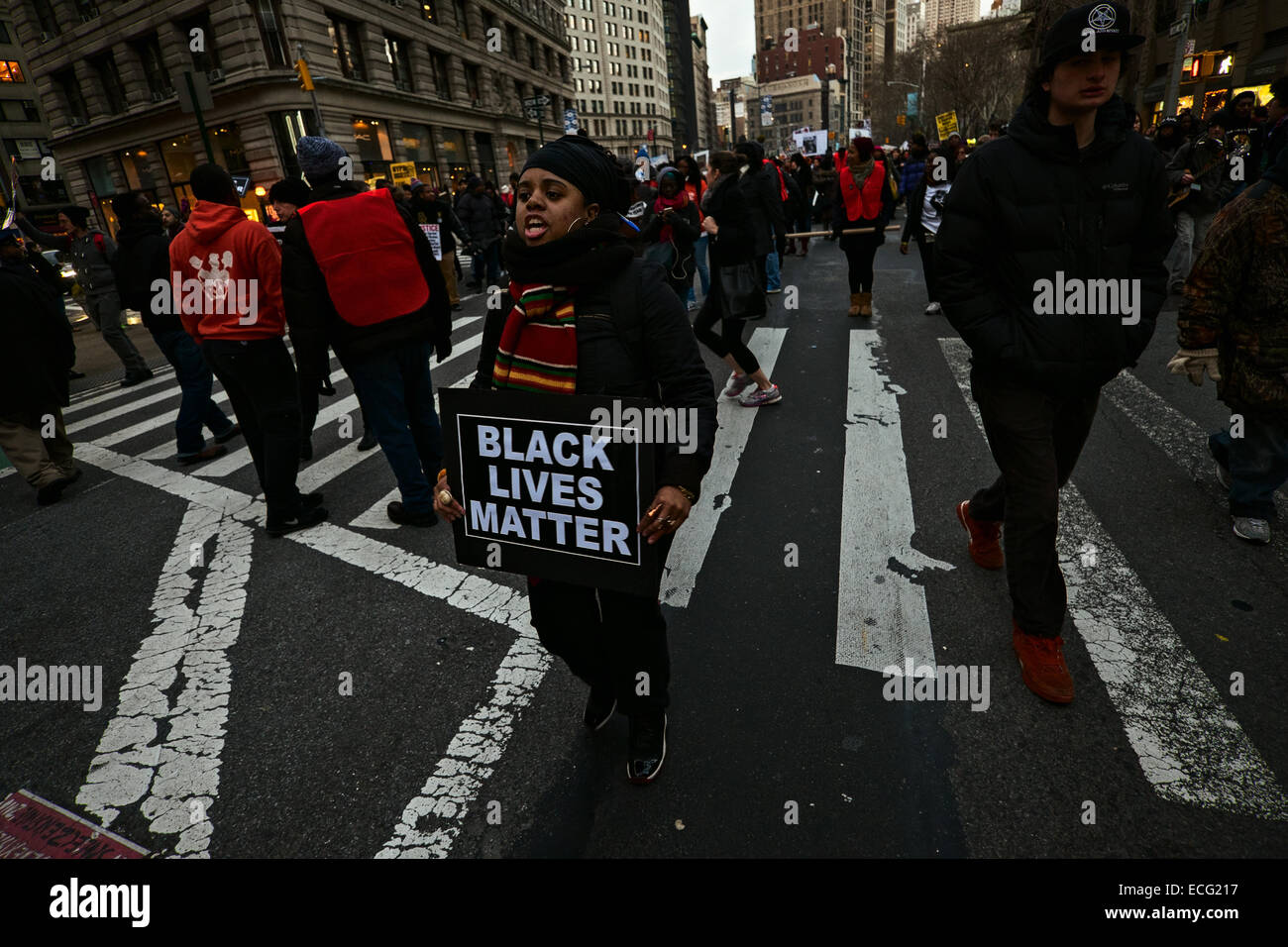 New York, USA. 13. Dezember 2014. Eine Frau hält ein Schild mit der Aufschrift, "Schwarze Materie Leben" war einer der Tausenden von Menschen, die in New York City Straßen Protest gegen Polizeigewalt gegen schwarze marschierten. Bildnachweis: Joseph Reid/Alamy Live-Nachrichten Stockfoto