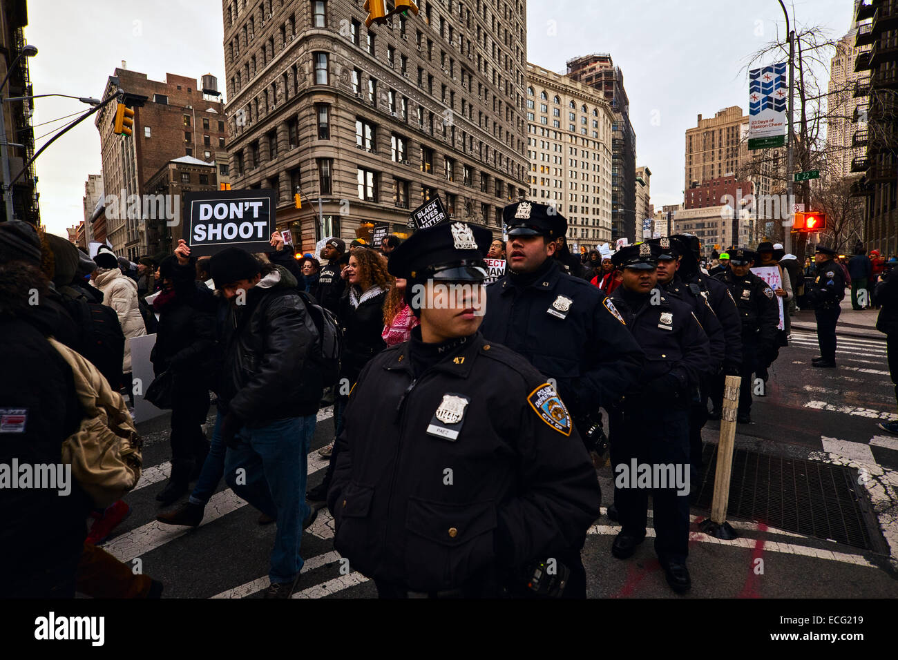 New York, USA. 13. Dezember 2014. New York City Polizisten im Dienst als Tausende von Menschen marschierten durch New York City Straßen Protest gegen Polizeigewalt gegen schwarze. Bildnachweis: Joseph Reid/Alamy Live-Nachrichten Stockfoto