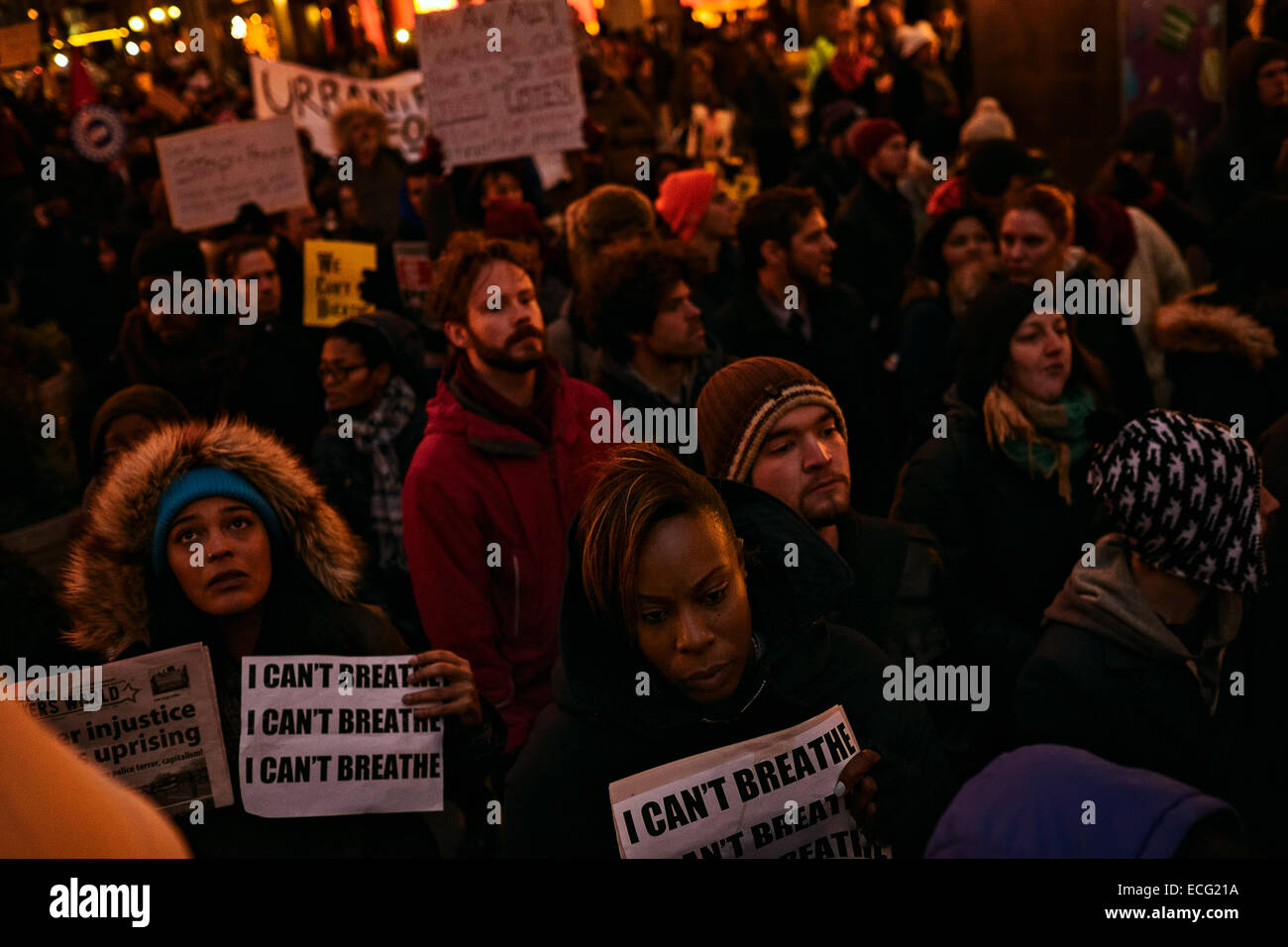 New York, USA. 13. Dezember 2014. Menschen halten Schilder mit der Aufschrift "Ich kann nicht atmen unter der Menge von Tausenden von Menschen, die in New York City Straßen Protest gegen Polizeigewalt gegen schwarze marschierten". Bildnachweis: Joseph Reid/Alamy Live-Nachrichten Stockfoto