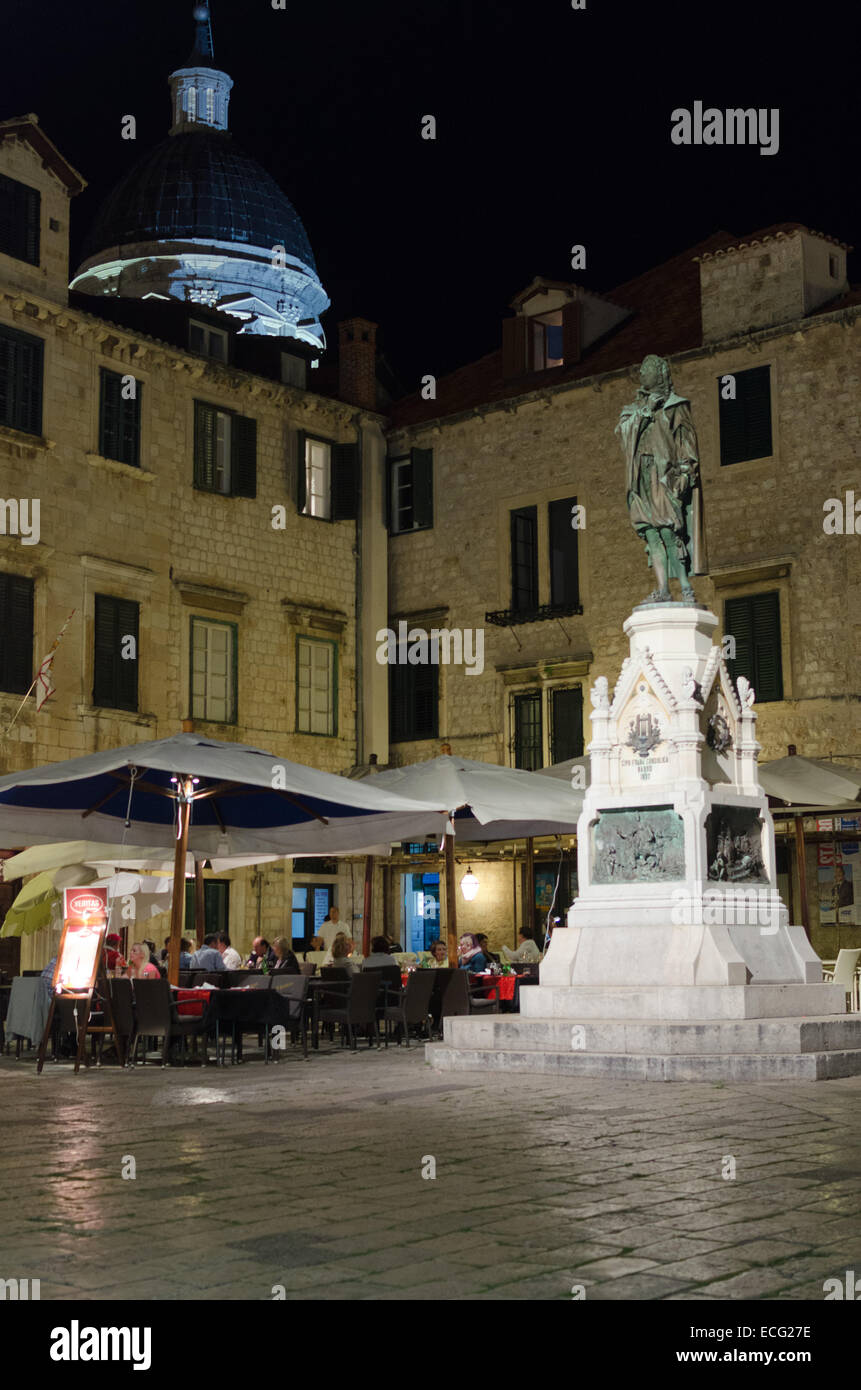 DUBROVNIK, Kroatien - 16. Mai 2013: Tabellen der Straße Restaurant in der Altstadt von Dubrovnik. Am 16. Mai 2013 in Dubrovnik, Kroatien Stockfoto