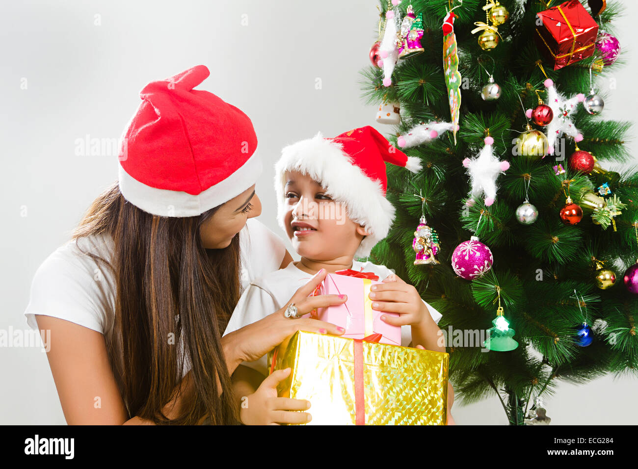 indische Mutter mit Kind Christmas Festival Geschenk Stockfoto