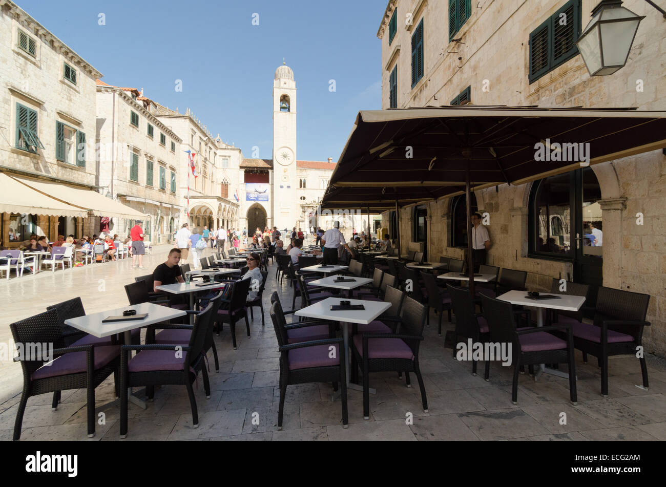 DUBROVNIK, Kroatien - 15. Mai 2013: Touristen gehen auf die wichtigsten Straße Stradun in der Altstadt von Dubrovnik, Kroatien. Viele der th Stockfoto