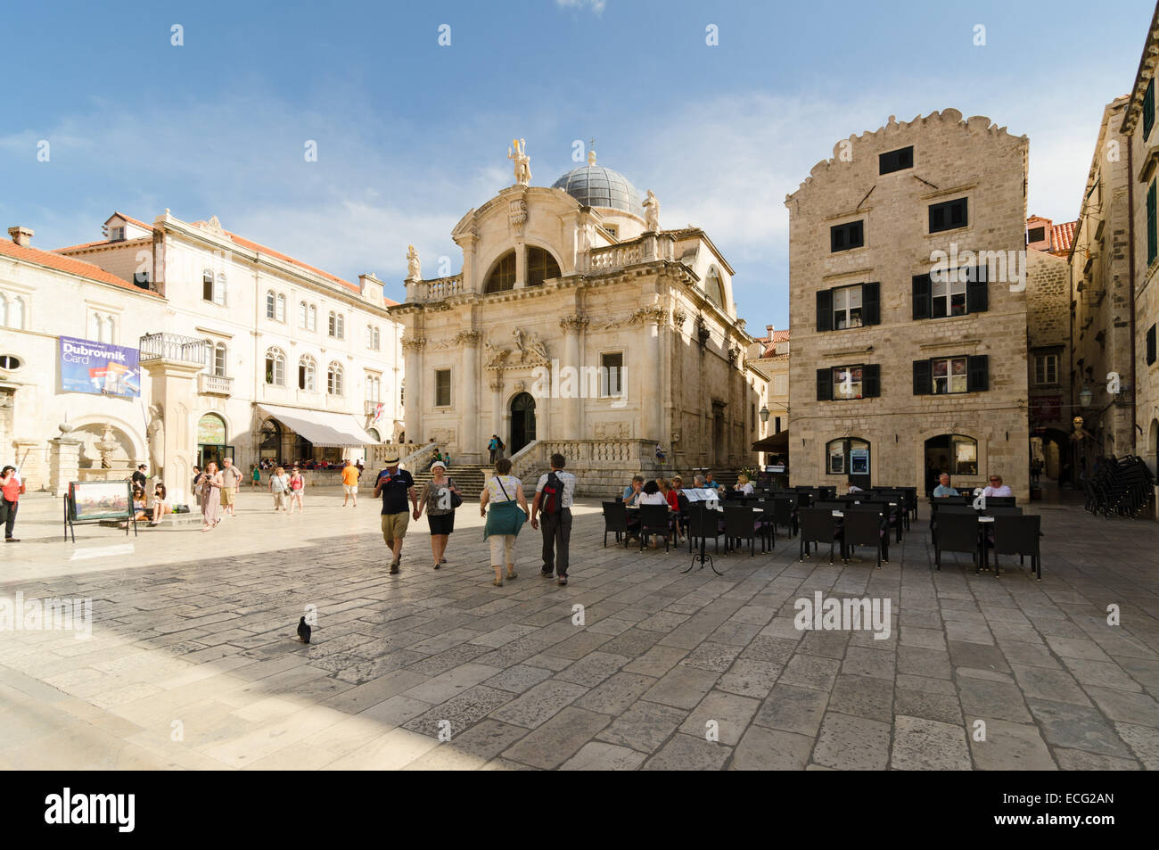 DUBROVNIK, Kroatien - 15. Mai 2013: Touristen gehen auf die wichtigsten Straße Stradun in der Altstadt von Dubrovnik, Kroatien. Viele der th Stockfoto