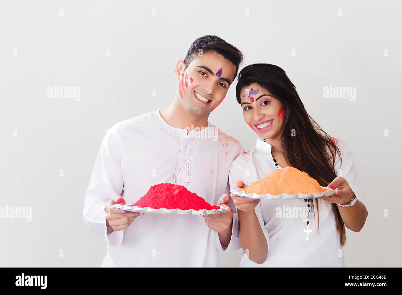 indischen Ehepaar Holi Festival genießen Stockfoto