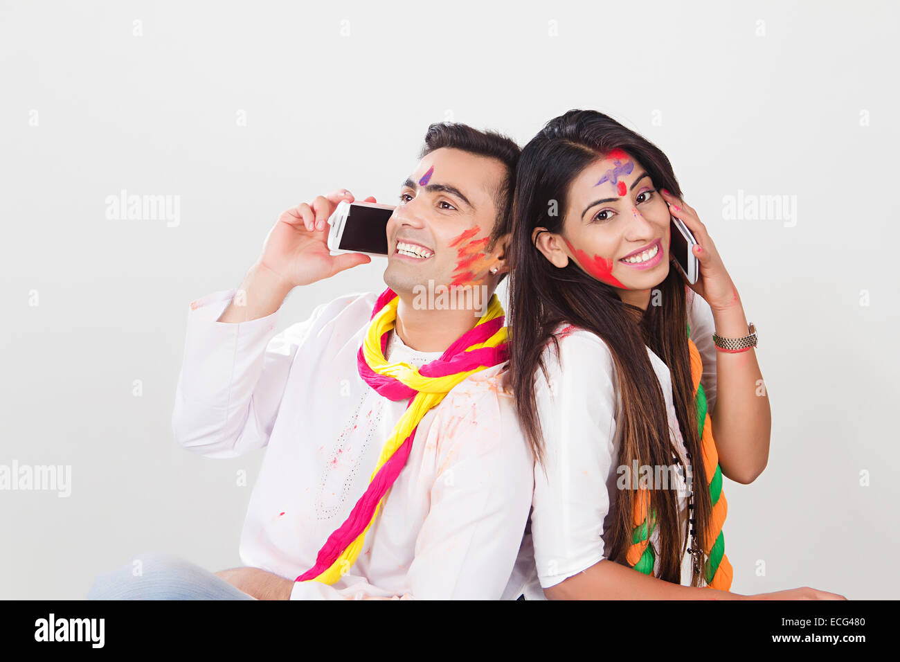 indischen Ehepaar Holi Festival sprechen Telefon Stockfoto