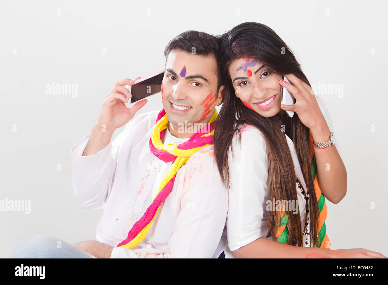 indischen Ehepaar Holi Festival sprechen Telefon Stockfoto