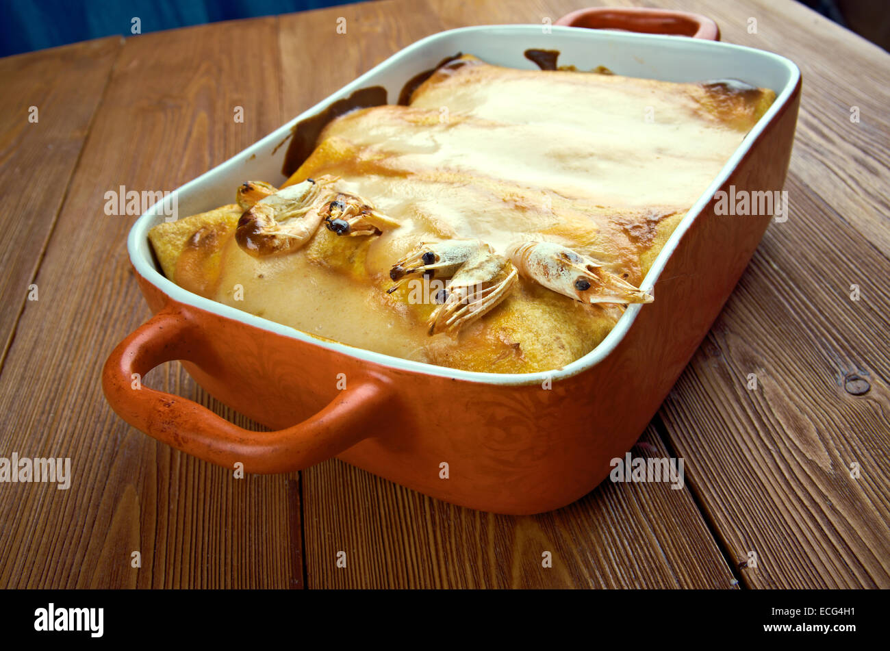 Schüssel mit traditionellen mexikanischen Essen Enchiladas mit Meeresfrüchten Stockfoto