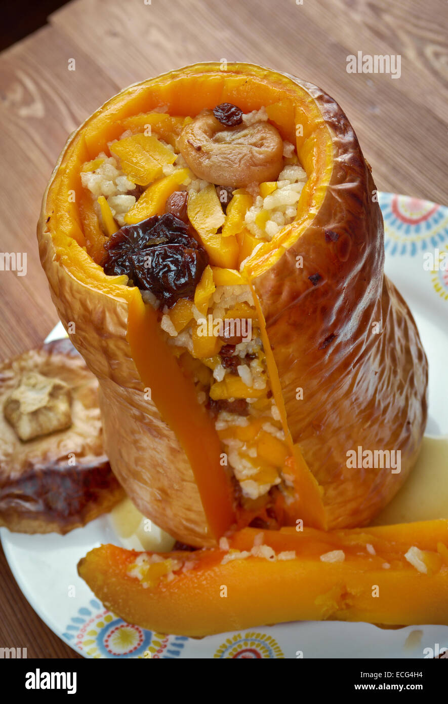 Ghapama ein armenischer gefüllte Kürbis Gericht, gehackte Mandeln, Apfel, Kornelkirsche, Aprikosen, Pflaumen Stockfoto