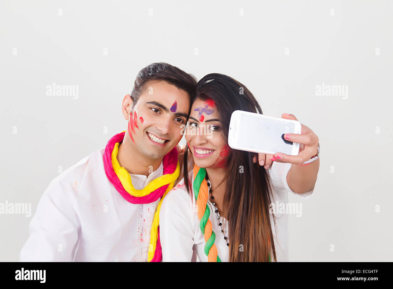 indischen Ehepaar Holi Festival Telefon Selfie Stockfoto