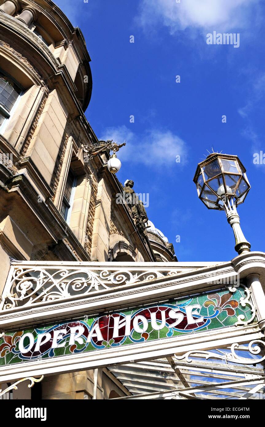 Glasmalerei-Namen in einem schmiedeeisernen Rahmen auf der Vorderseite des Opernhauses, Buxton, Derbyshire, England, UK, Westeuropa. Stockfoto