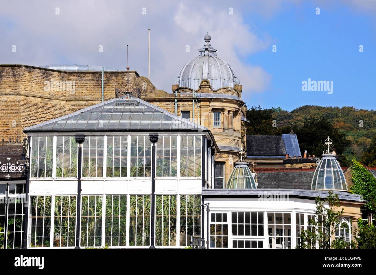 Pavillon-Gebäude und Seite des Opernhauses in Pavilion Gardens, Buxton, Derbyshire, England, UK, Westeuropa. Stockfoto