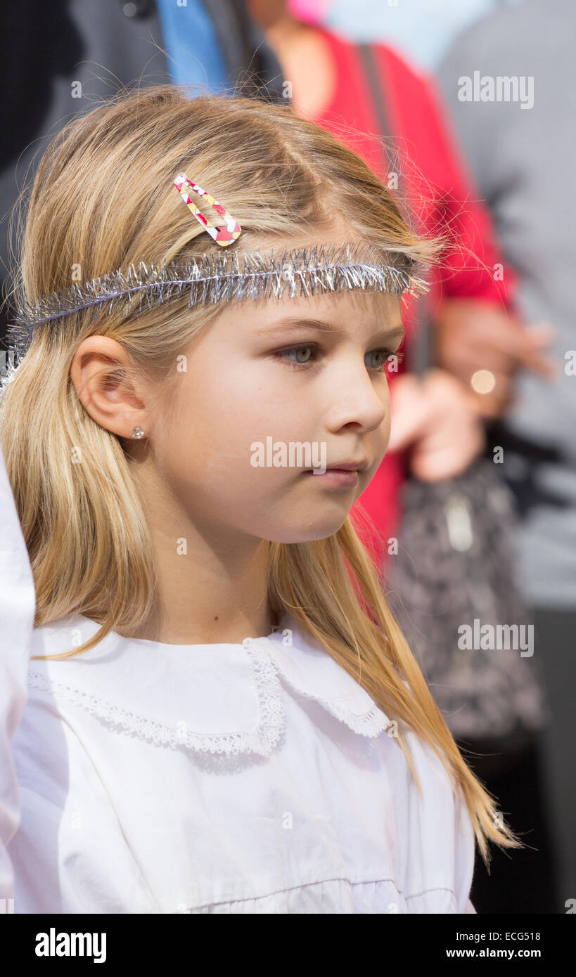 Santa Lucia Dorf, Gran Canaria, Kanarische Inseln, Spanien. 13. Dezember 2014. In einer langjährigen Tradition besucht ein junge schwedische Mädchen (tragen traditionelle Lametta/Silber Stirnband) Berg beachten von Santa Lucia auf Gran Canaria am 13. Dezember (Heilige Lucia Tag) als Dorfbewohner an ihren Schutzpatron (Santa Lucia Hommage). Obwohl verschiedene Feierlichkeiten in katholischen Ländern, wird die Heilige Lucia Tag in skandinavischen Ländern gefeiert. Die Wintersonnenwende war 13 Dezember nach dem Julianischen Kalender. Bildnachweis: ALANDAWSONPHOTOGRAPHY/Alamy Live-Nachrichten Stockfoto