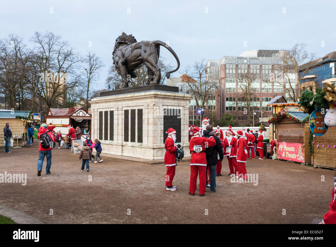 Eine geschätzte 2.000 Benefizveranstaltungen gekleidet wie Weihnachtsmänner darauf vorbereiten, in der ersten Lesung 5 k run Charity Santa Run, organisiert durch den Rotary Club of Reading. Stockfoto