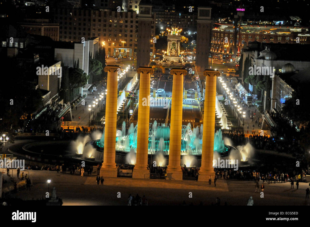 Die beleuchtete Font Magica oder magischen Brunnen vor das nationale Kunstmuseum von Katalonien, Barcelona, Spanien Stockfoto