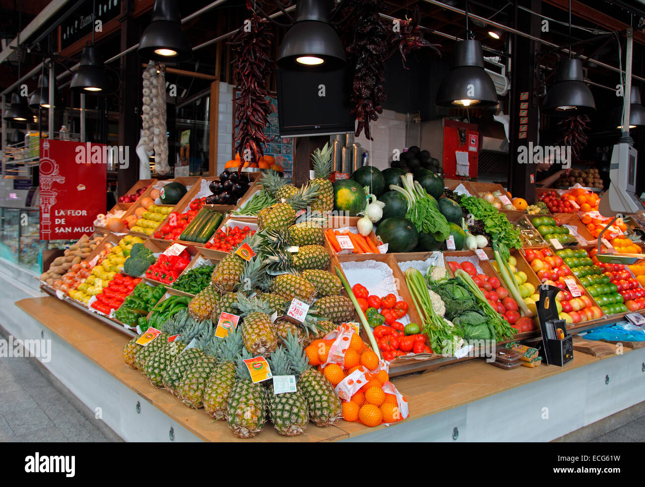 Obst und Gemüse stehen im Mercado de San Miguel in Madrid. Stockfoto