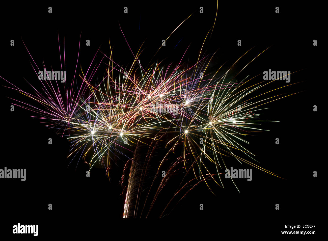 Buntes Feuerwerk im dunklen Nachthimmel. Yorkshire, England, Großbritannien Stockfoto