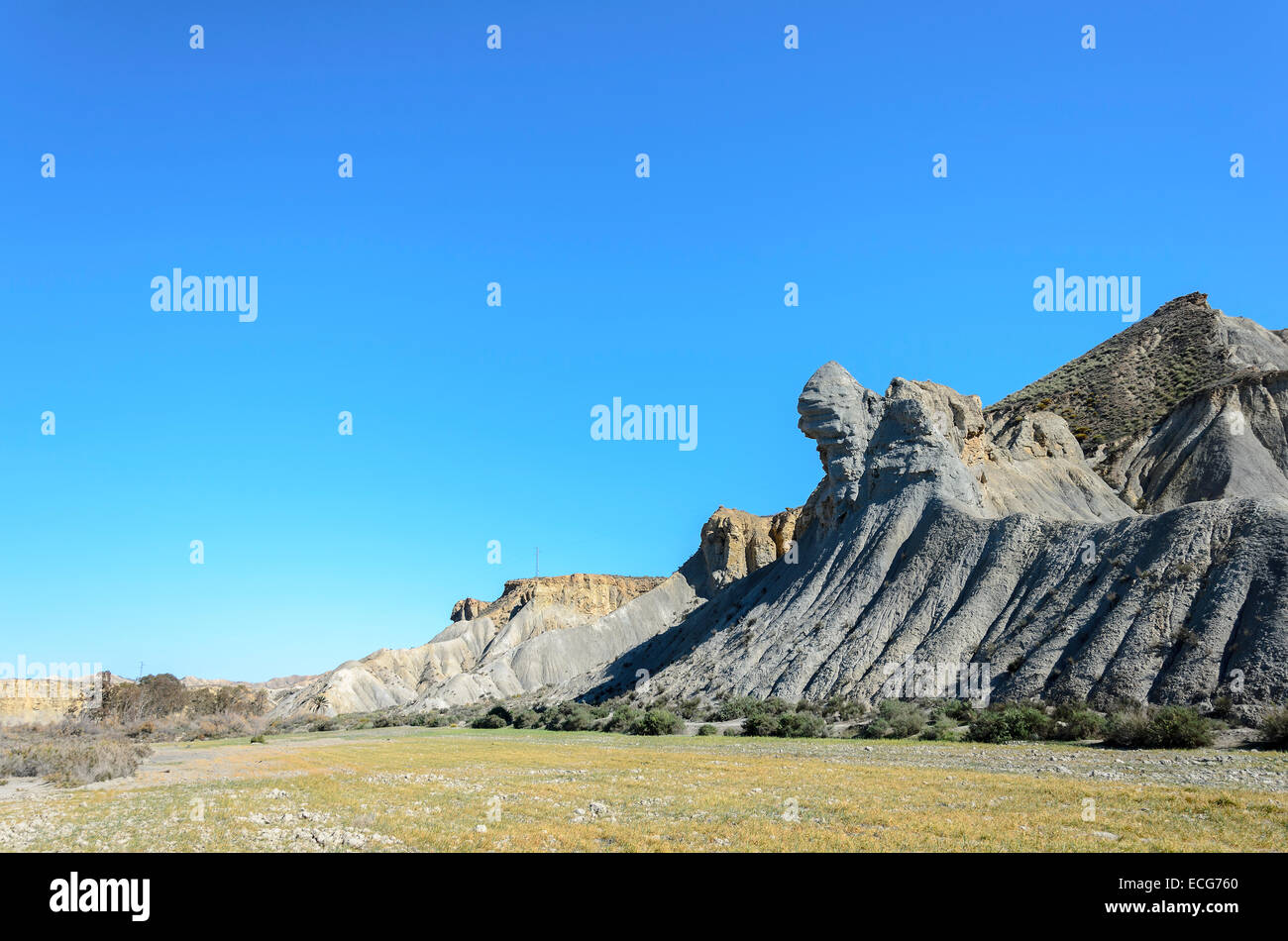 Felsen mit seltsamen Formen, verursacht durch Erosion in der Wüste. Stockfoto