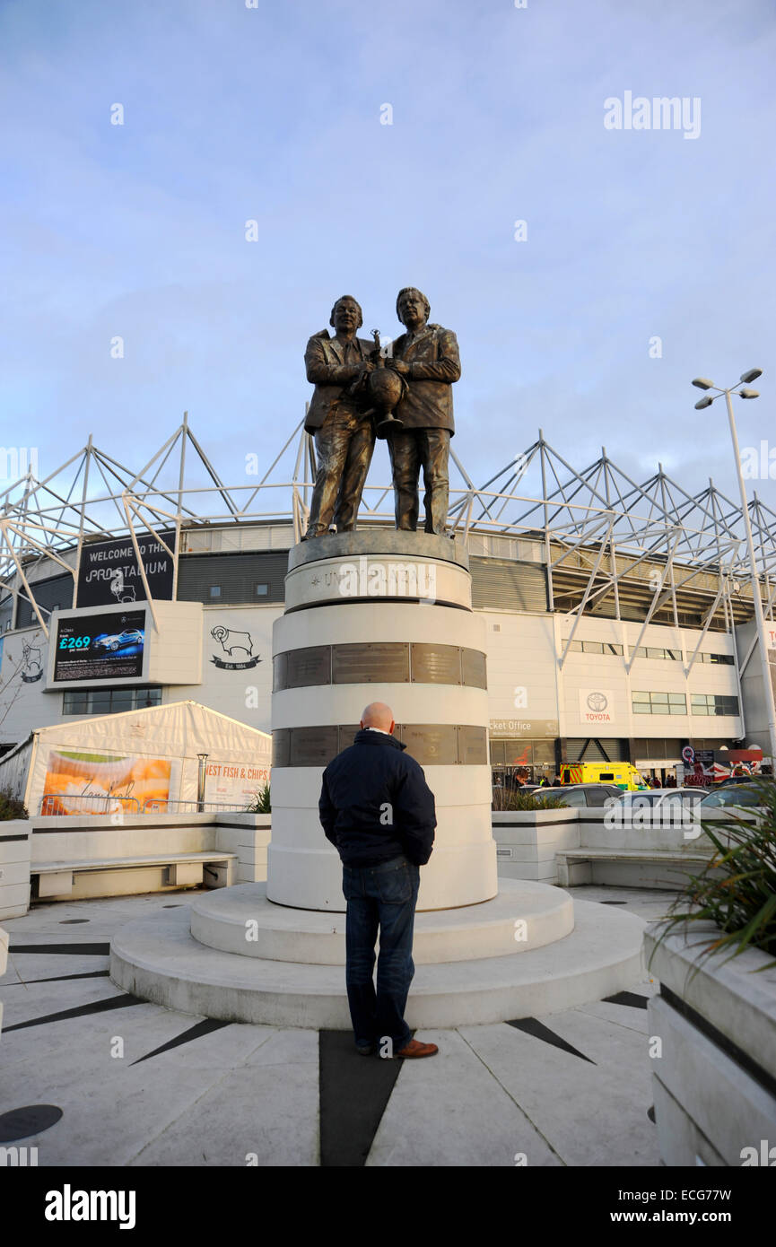 Statue von Brian Clough und Peter Taylor in der iPro Stadion Derby County Football Club Stockfoto