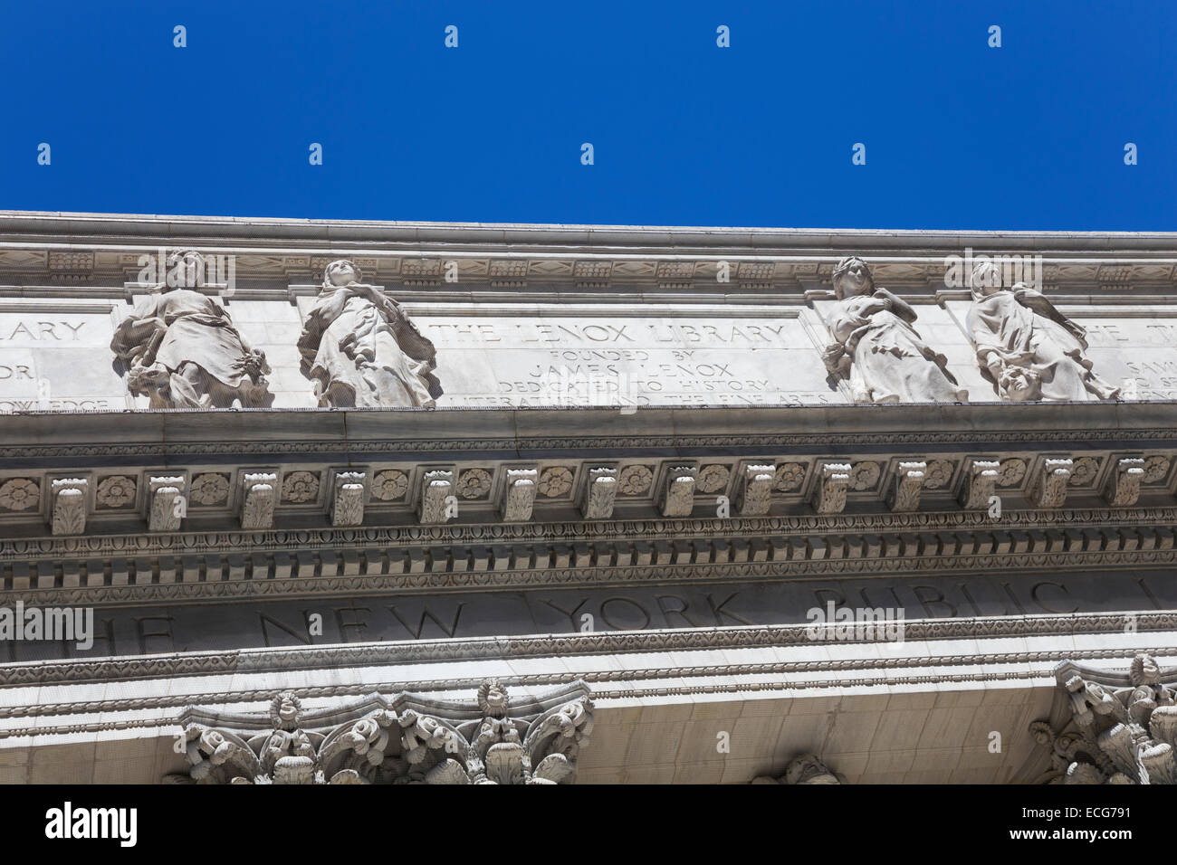 Statuen über dem Haupteingang an der New York Public Library, New York City Stockfoto