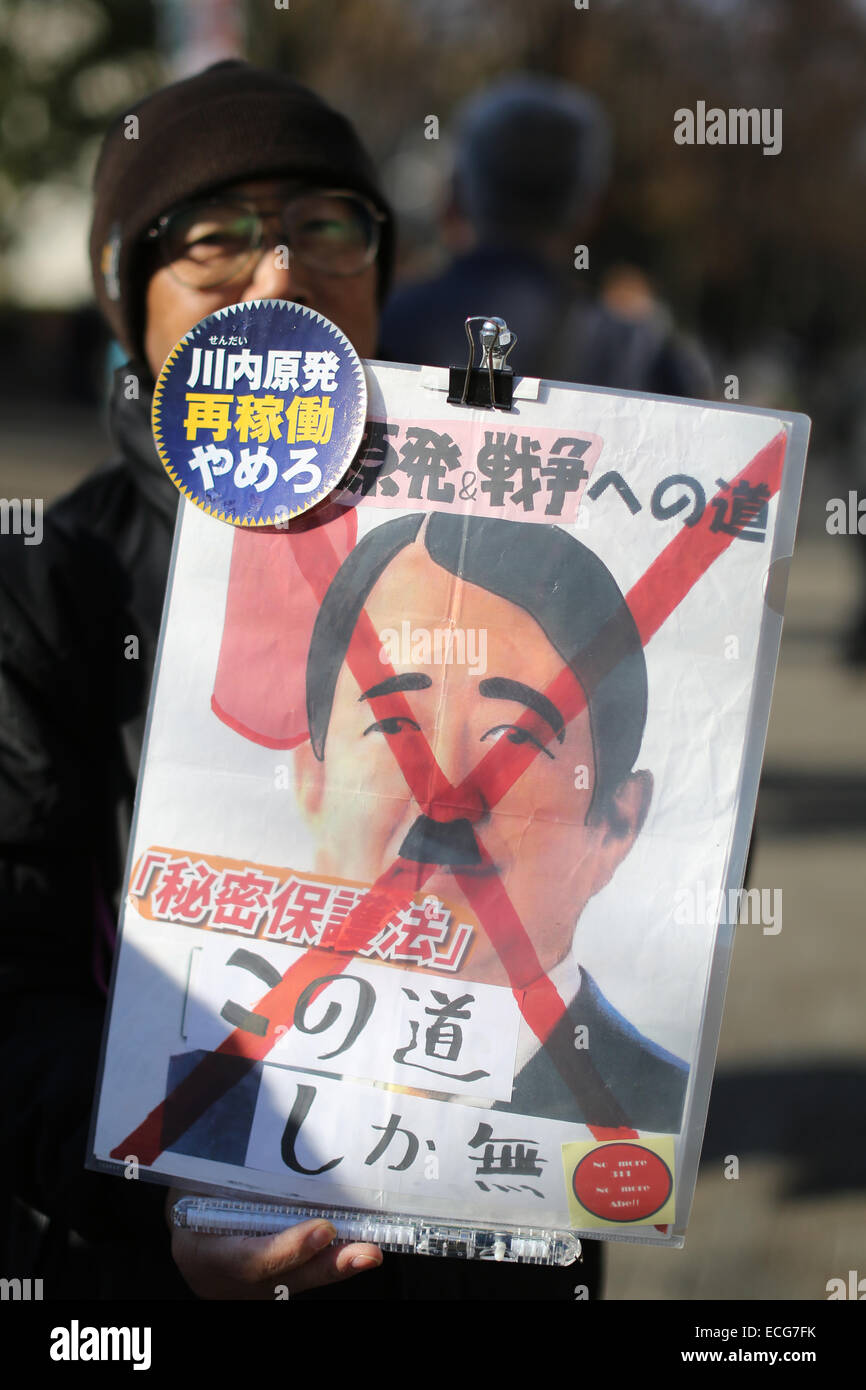 Tokio, Japan. 13. Dezember 2014. Ein Mann hält ein Schild vor dem Neustart des Kernkraftwerks Sendai während einer Anti-Atom Demonstration am Samstag, 13. Dezember 2014 in Tokio, Japan. Bildnachweis: Yuriko Nakao/AFLO/Alamy Live-Nachrichten Stockfoto