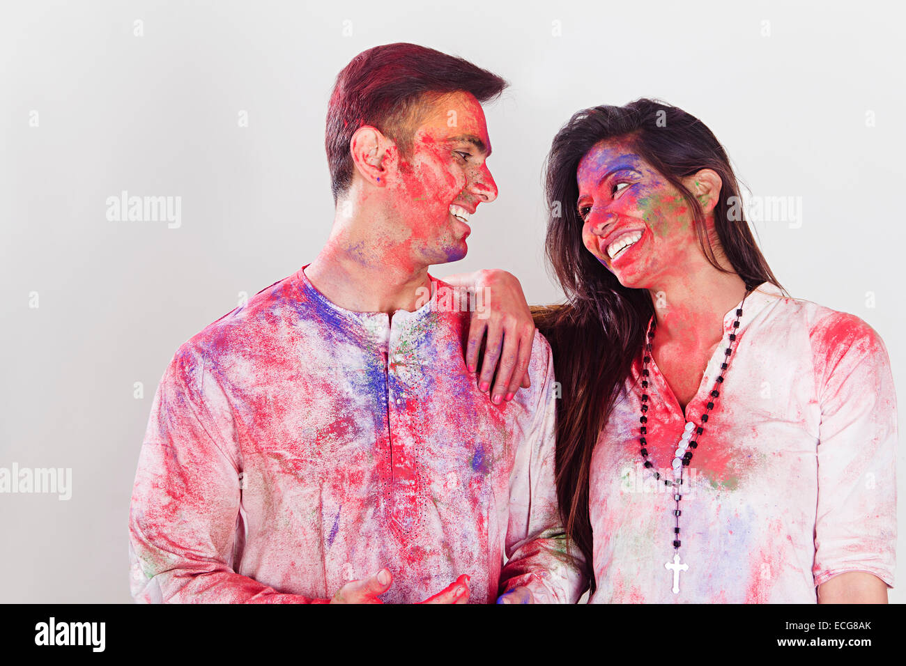 indischen Ehepaar Holi Festival genießen Stockfoto