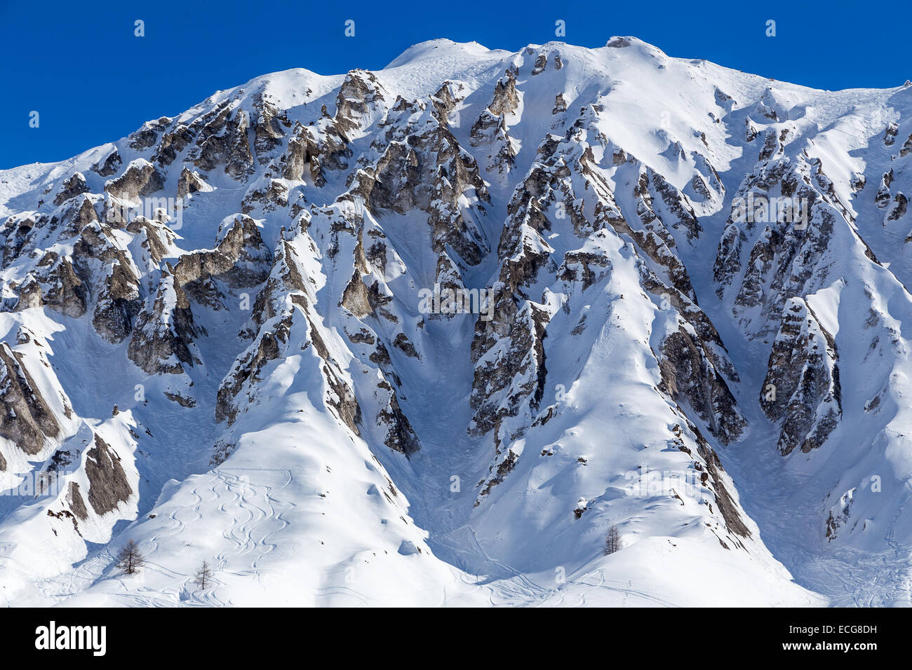 Felsen und Spuren des Skifahrens Stockfoto