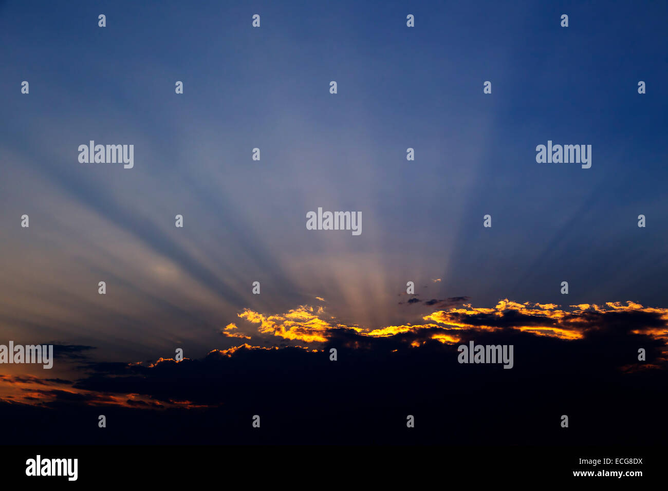 Strahlen von Licht, dramatischen Sonnenuntergang Stockfoto