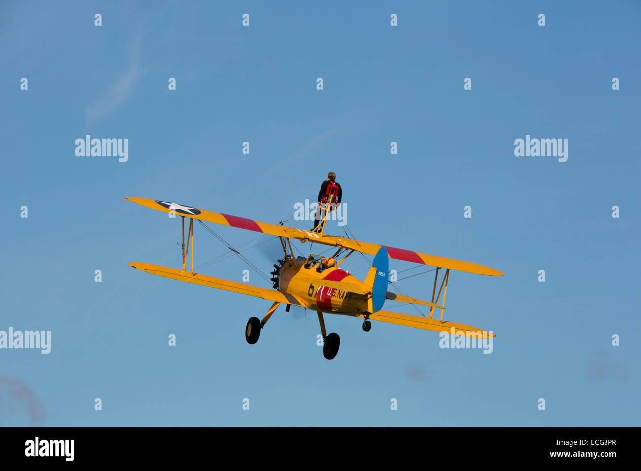 Boeing Stearman A75L 300 Kaydet G-CGPY im Flug über Breighton Flugplatz mit Flügel-Walker auf obere Tragfläche Stockfoto