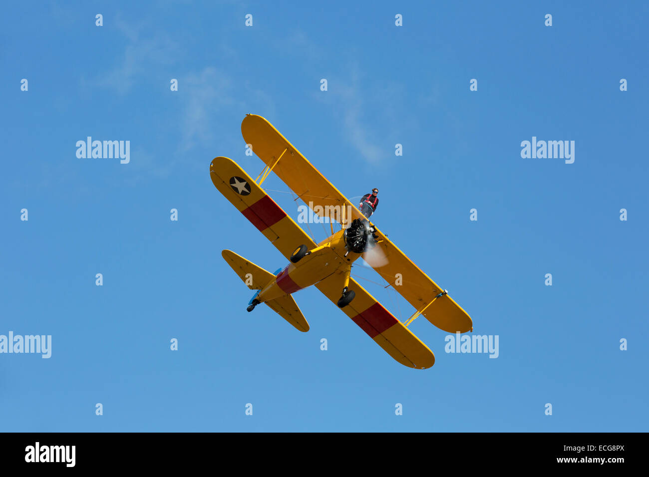 Boeing Stearman A75L 300 Kaydet G-CGPY im Flug über Breighton Flugplatz mit Flügel-Walker auf obere Tragfläche Stockfoto