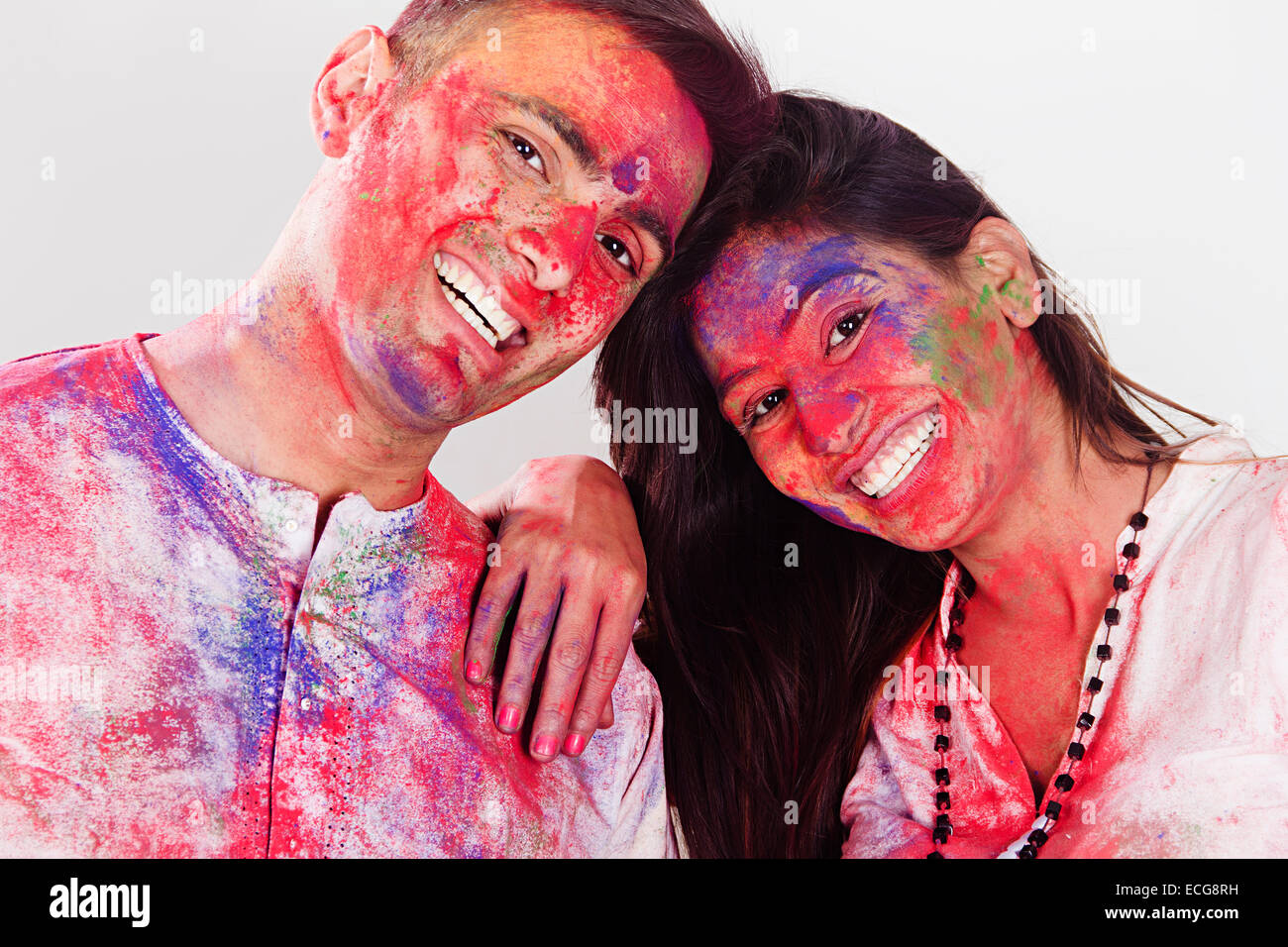 indischen Ehepaar Holi Festival genießen Stockfoto