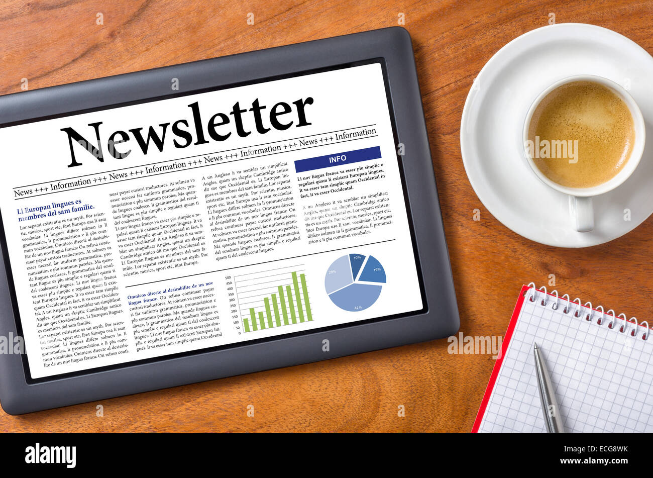 Tablet auf dem Schreibtisch - Newsletter Stockfoto