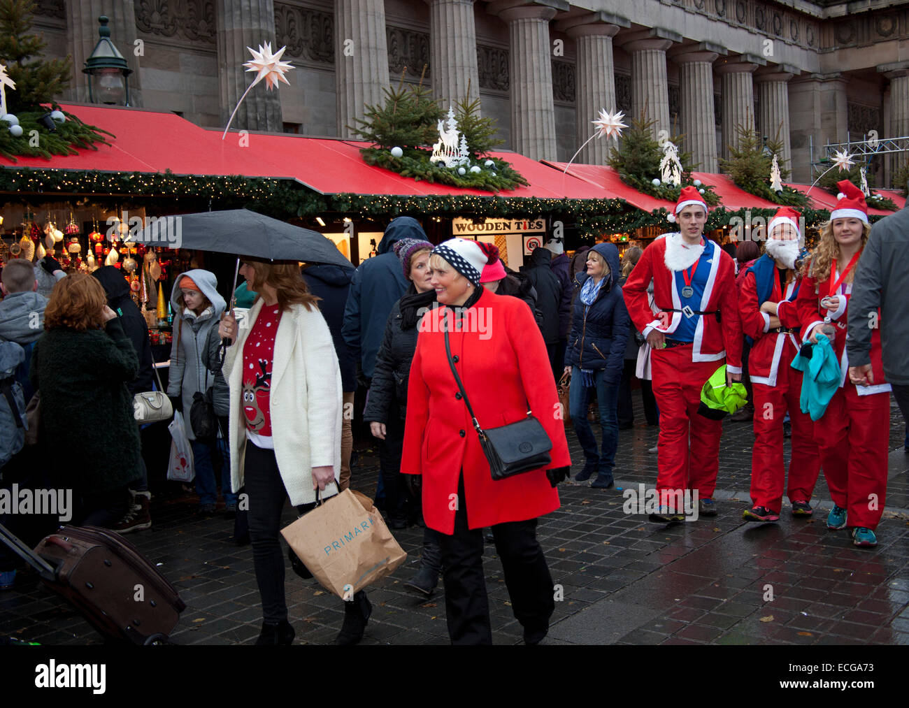 Edinburgh, Schottland. 14. Dezember 2014. Einen langsamen Start mit Nieselregen und starke Winde vor Starkregen am Mittag an Edinburghs europäische Weihnachtsmarkt und Princes Street Gardens Ice Rink. Stockfoto