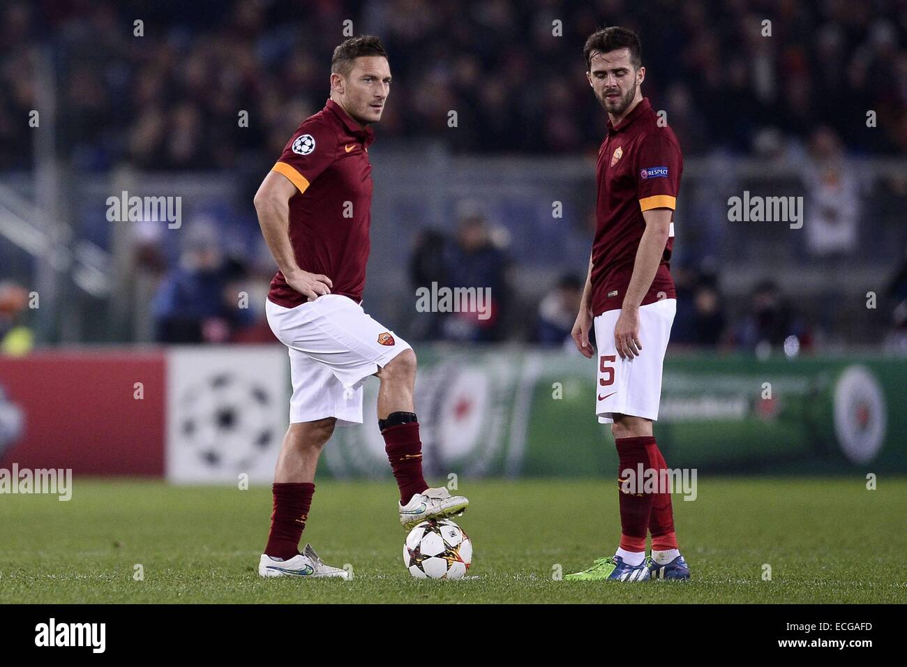 Rom, Italien. 10. Dezember 2014. UEFA Champions League-Gruppe E-match zwischen AS Roma 0-2 Manchester City im Stadio Olimpico in Rom Francesco Totti und Miralem Pjanic warten Tpo Neustart der Gae © Action Plus Sport/Alamy Live News Stockfoto