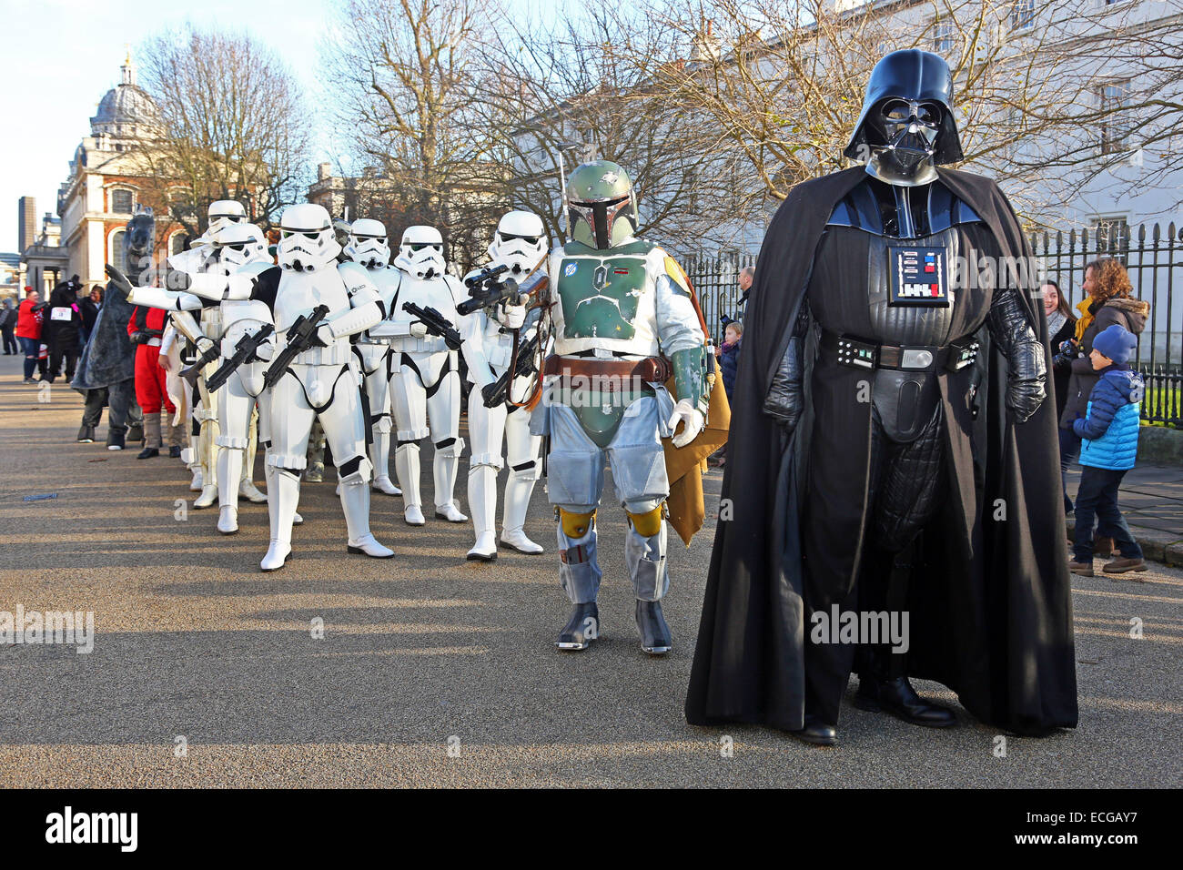 London, UK. 14. Dezember 2014. Darth Vader mit seinen Sturmtruppen an der jährlichen London Pantomime Pferderennen, Greenwich, London ist eine Charity-Volkslauf mit Menschen verkleidet als Pantomime Pferde (und Zebras!) Hilfe der Demelza Kinderhospiz. Dieses Jahr war das Thema Science Fiction und die Veranstaltung begann mit einer Parade von Darth Vader und seine Sturmtruppen geführt und viele Prinzessin Leias standen zur Verfügung, mit dem Ablauf des Rennens zu unterstützen. Bildnachweis: Paul Brown/Alamy Live-Nachrichten Stockfoto