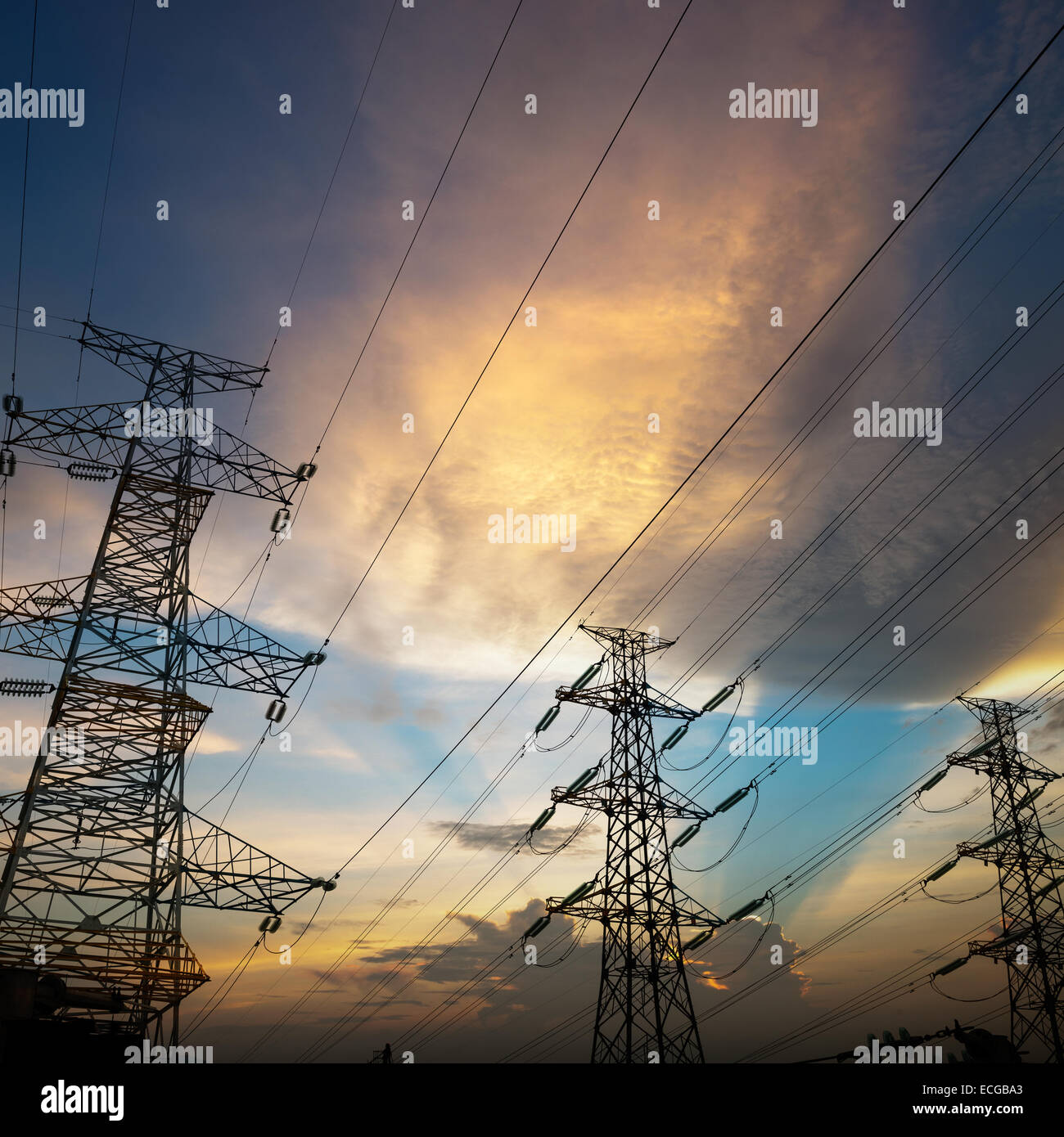 Elektrische Turm in der Abenddämmerung im Hintergrund Stockfoto