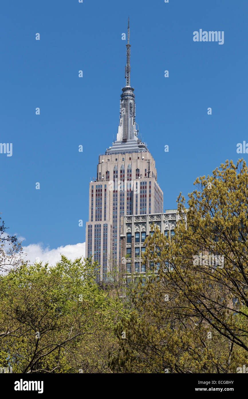 Ein sonniger Tag, das Empire State Building vom Madison Square Park, New York Stockfoto