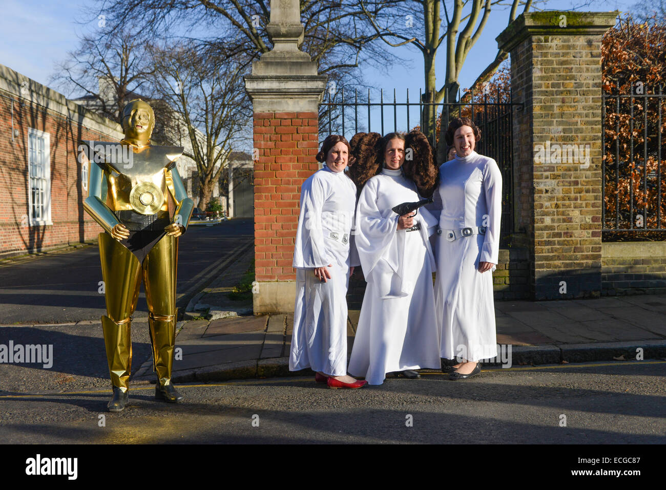 Greenwich, London, UK. 14. Dezember 2014. Drei Prinzessin Leia und C3PO. Das jährliche Pantomime Pferderennen findet in Greenwich zum fünften Mal. Bildnachweis: Matthew Chattle/Alamy Live-Nachrichten Stockfoto