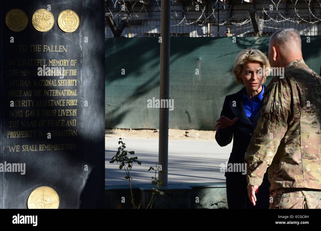 Deutsche Verteidigungsministerin Ursula von der Leyen spricht mit ISAF Commander U.S. General John Campbell neben ein Denkmal für die gefallenen ISAF Soldatinnen und Soldaten im ISAF-Hauptquartier am 14. Dezember 2014. Deutsche Verteidigungsministerin Ursula von der Leyen ist zu einem zweitägigen Besuch nach Afghanistan, wo sie mit afghanischen Präsidenten Ashraf Ghani kennenlernte. AFP PHOTO/JOHN MACDOUGALL Stockfoto