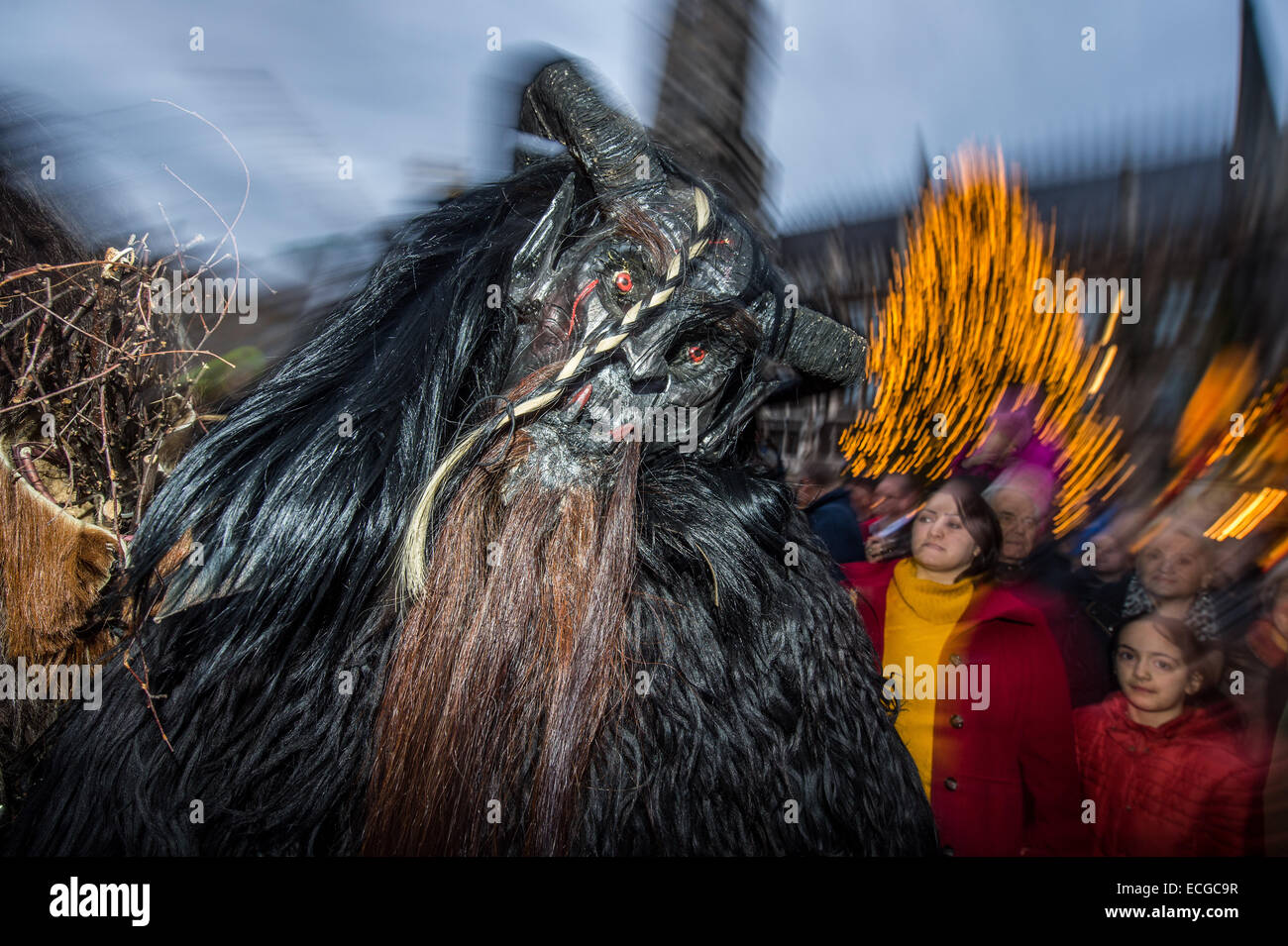 München, Deutschland. 14. Dezember 2014. Ein Krampus aus Oberösterreich durchzieht das Christkindl Weihnachtsmarkt auf dem Rathausplatz-Platz in München, Deutschland, 14. Dezember 2014. Foto: MARC Müller/Dpa/Alamy Live News Stockfoto