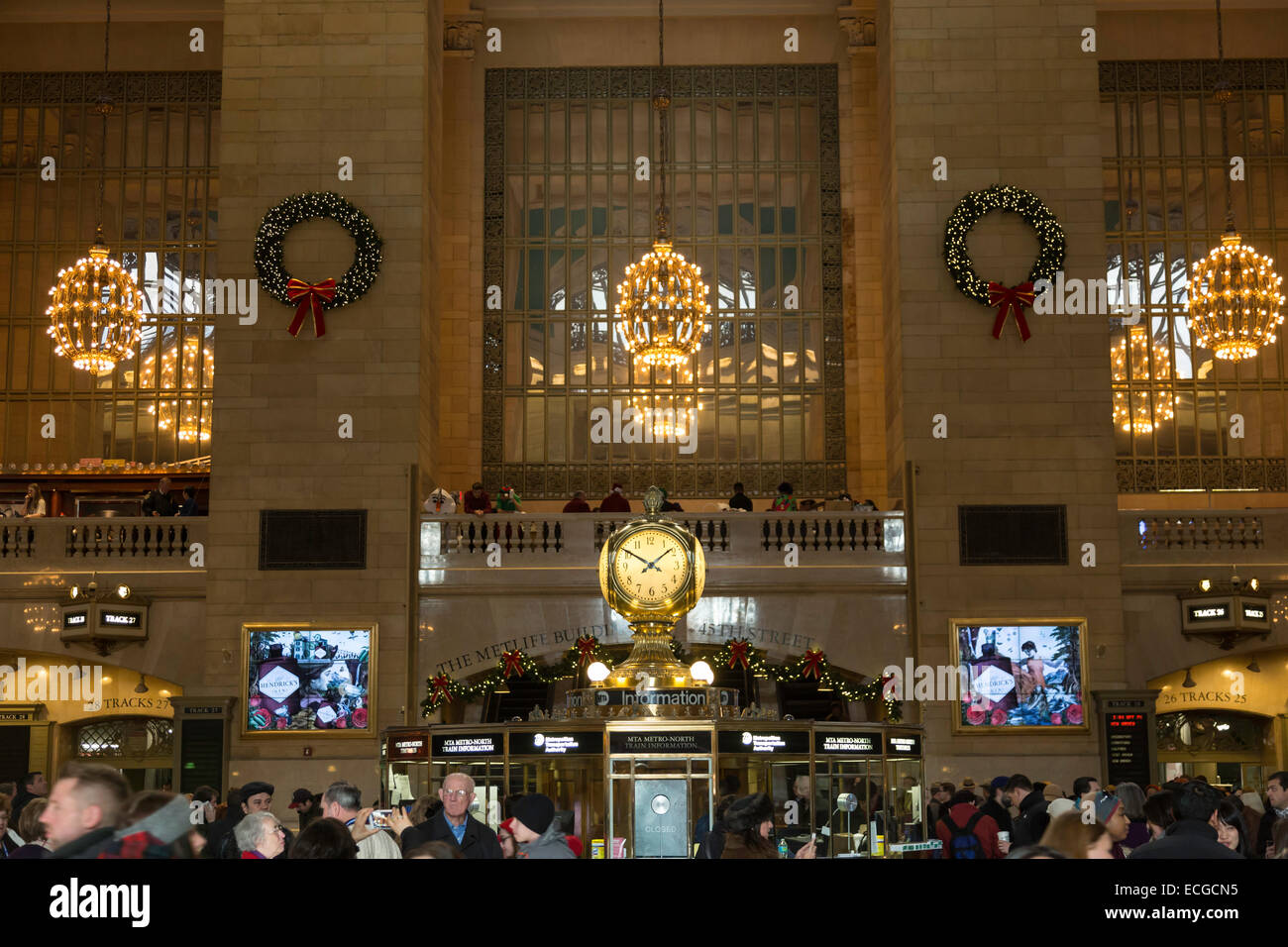 Uhr und Infostand während der Ferien, Grand Central Terminal, NYC, USA Stockfoto